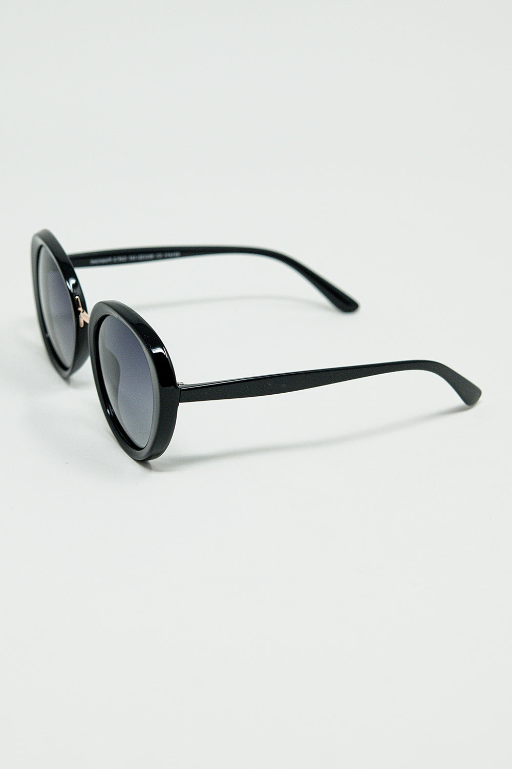 Black oval frame sunglasses for women