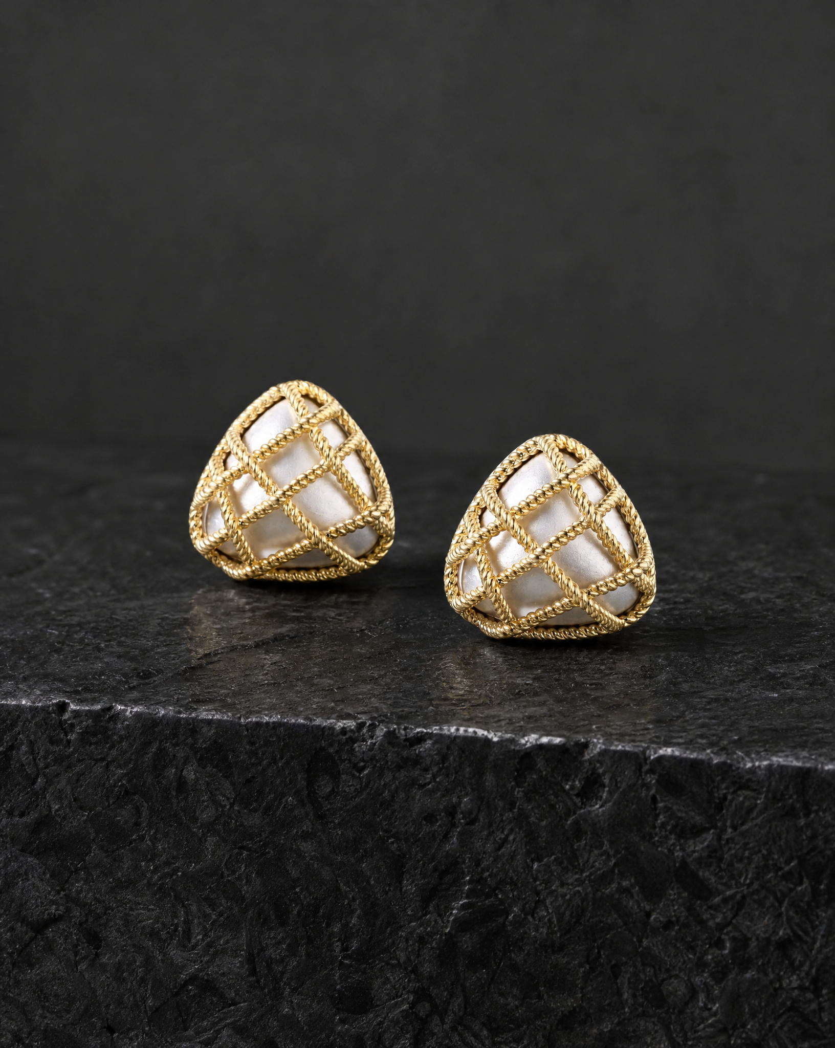 Twisted Lattice Studs