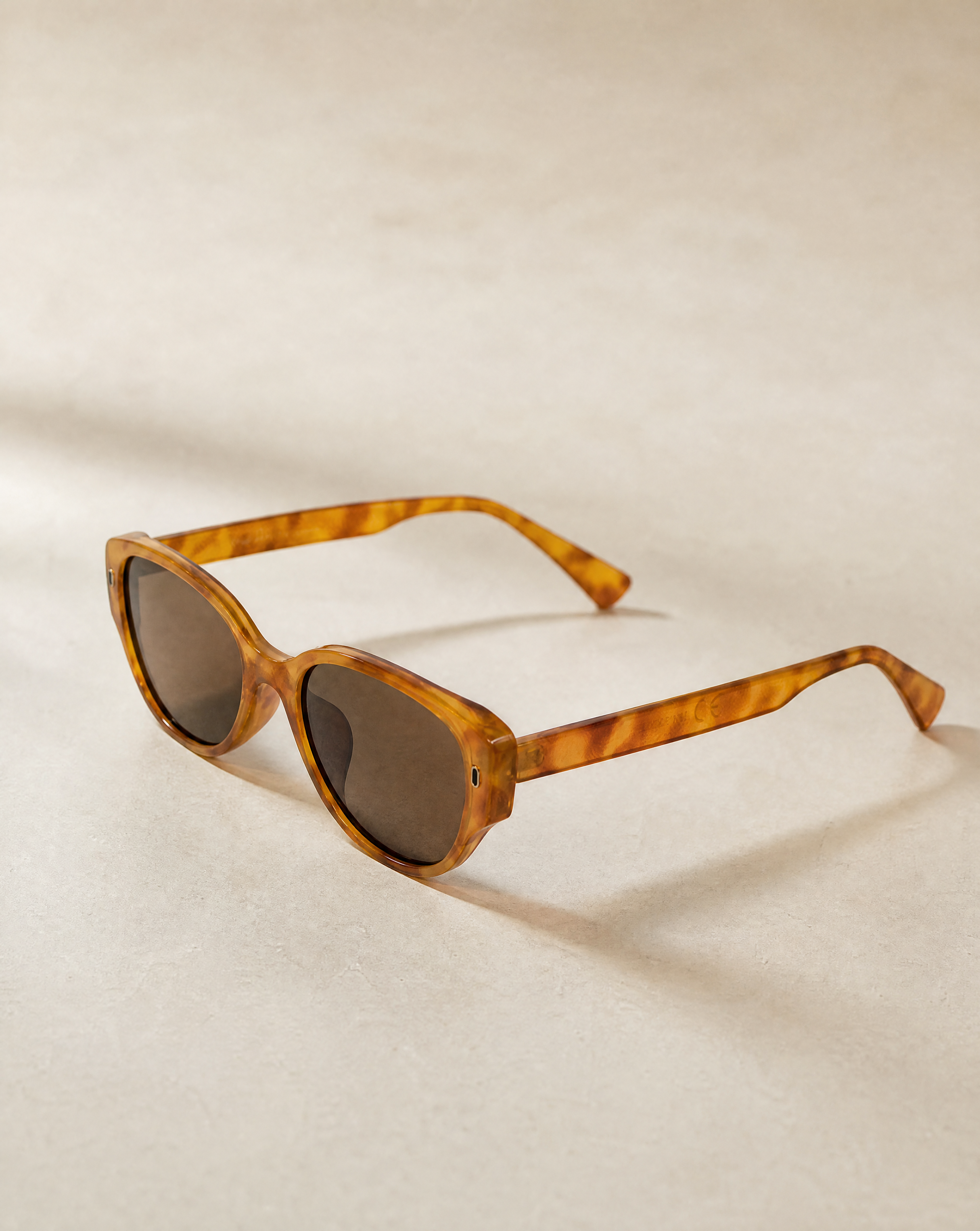 Oval Sunglasses in Light Yellowish Tortoise Shell