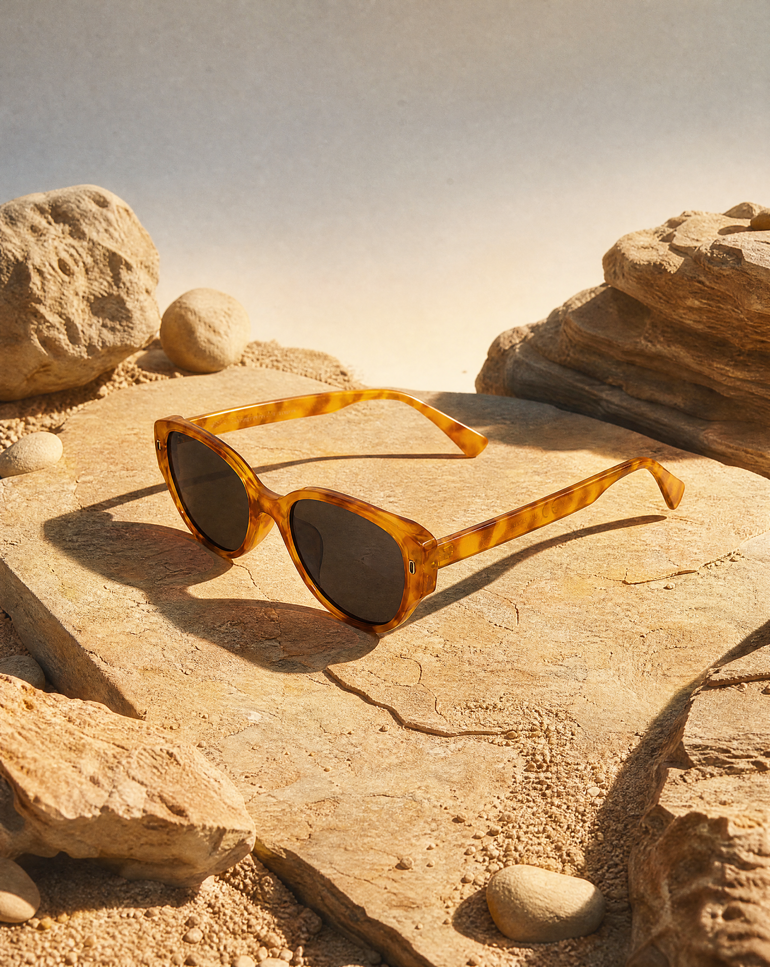 Oval Sunglasses in Light Yellowish Tortoise Shell