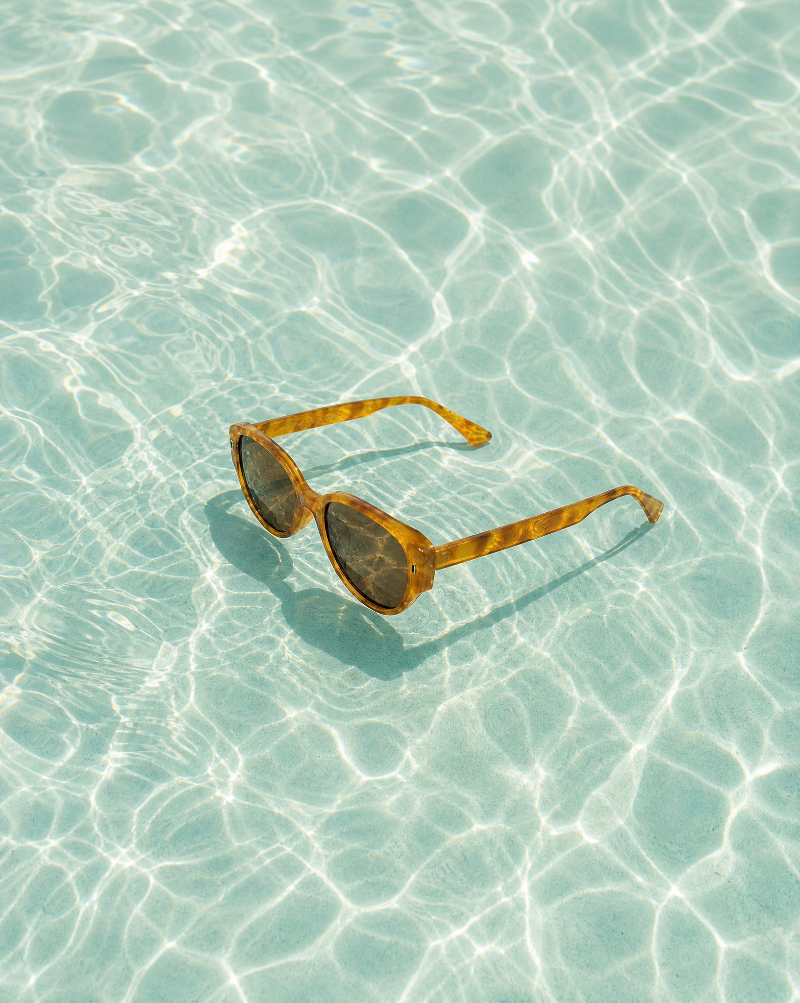Oval Sunglasses in Light Yellowish Tortoise Shell