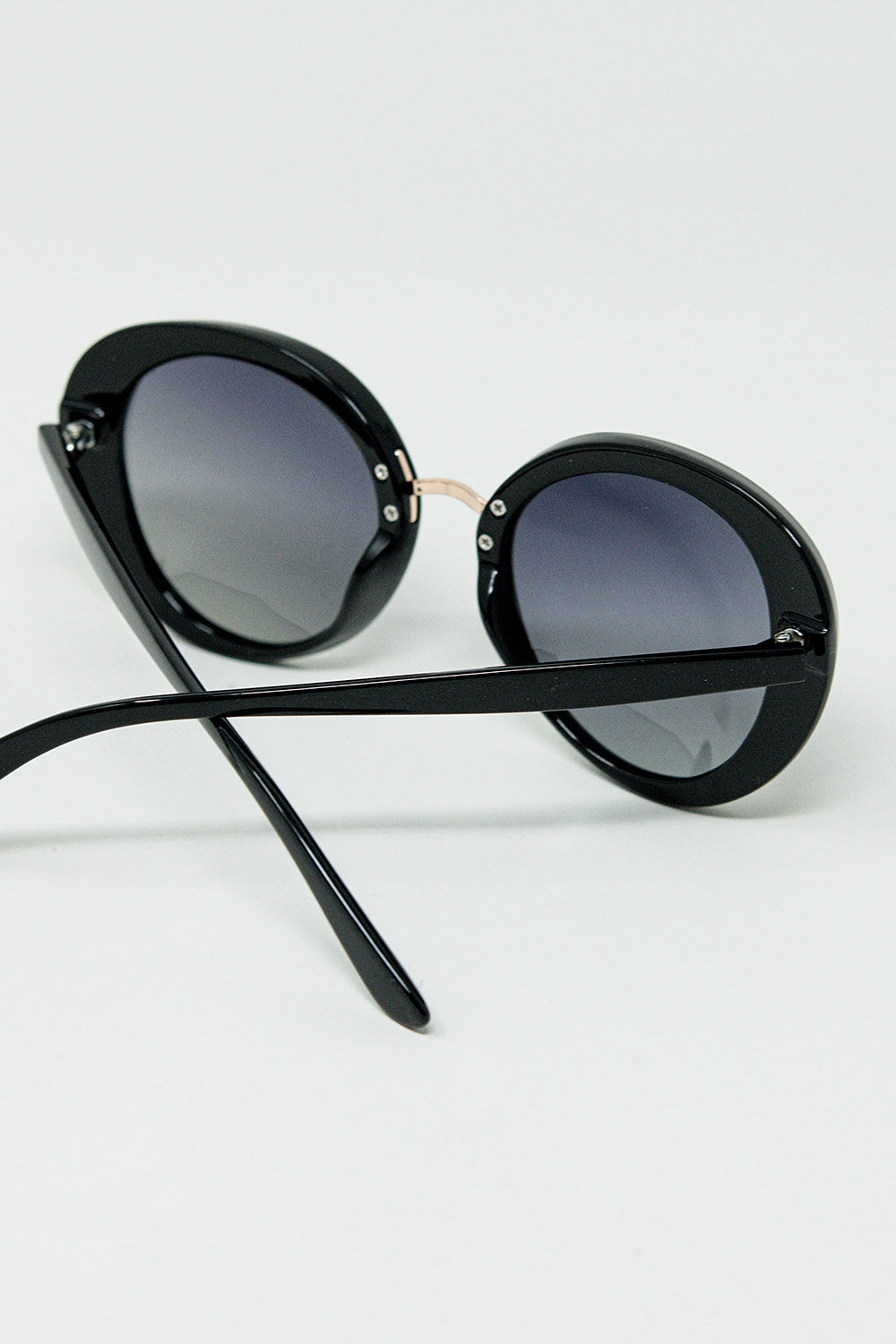 Minimal oval sunglasses with gold detail